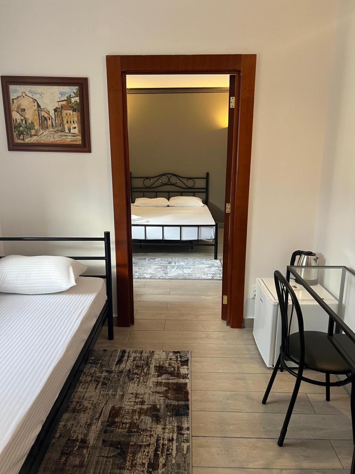 Hotel Reina บูคาเรสต์ ภายนอก รูปภาพ
