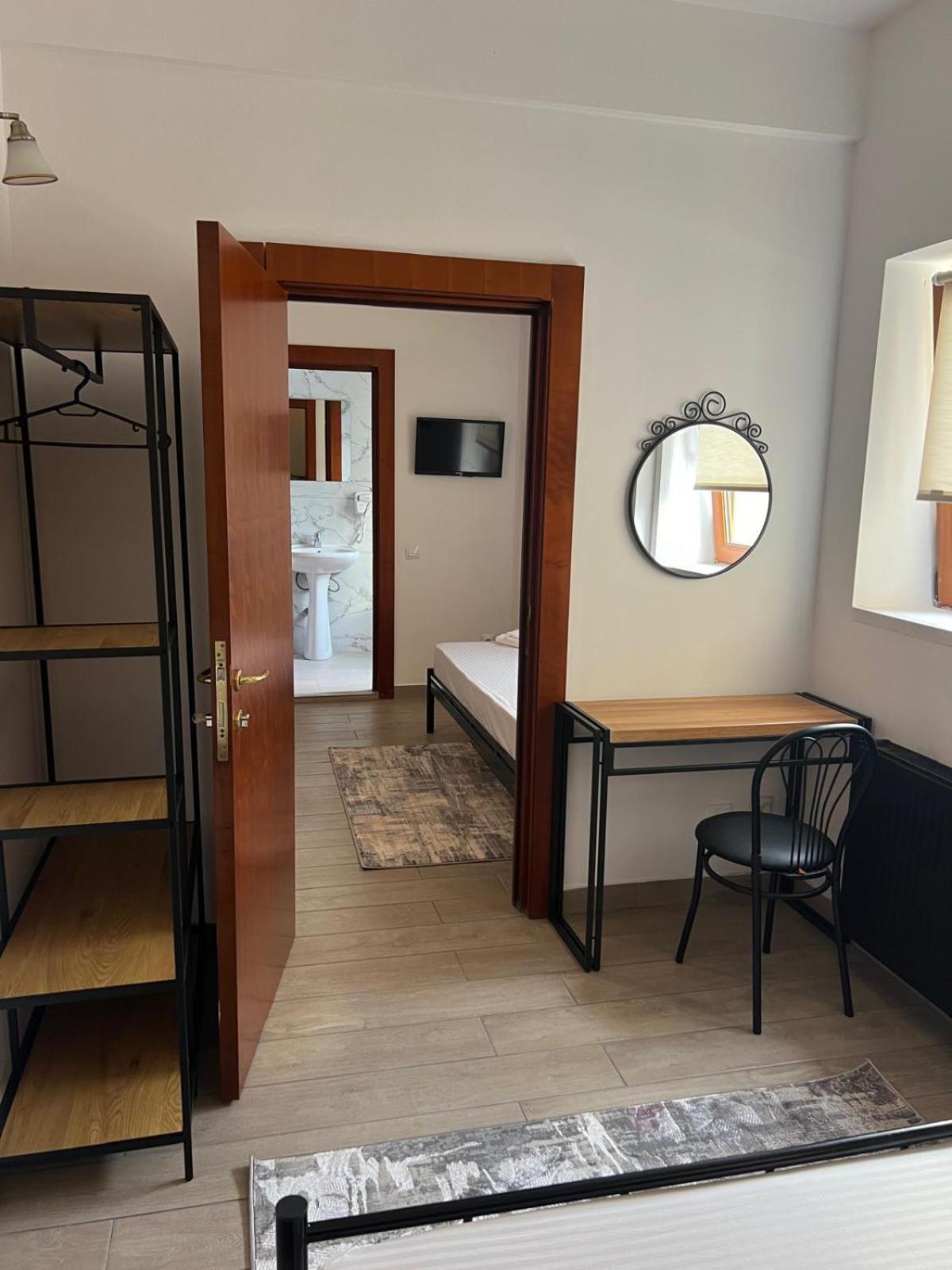 Hotel Reina บูคาเรสต์ ภายนอก รูปภาพ