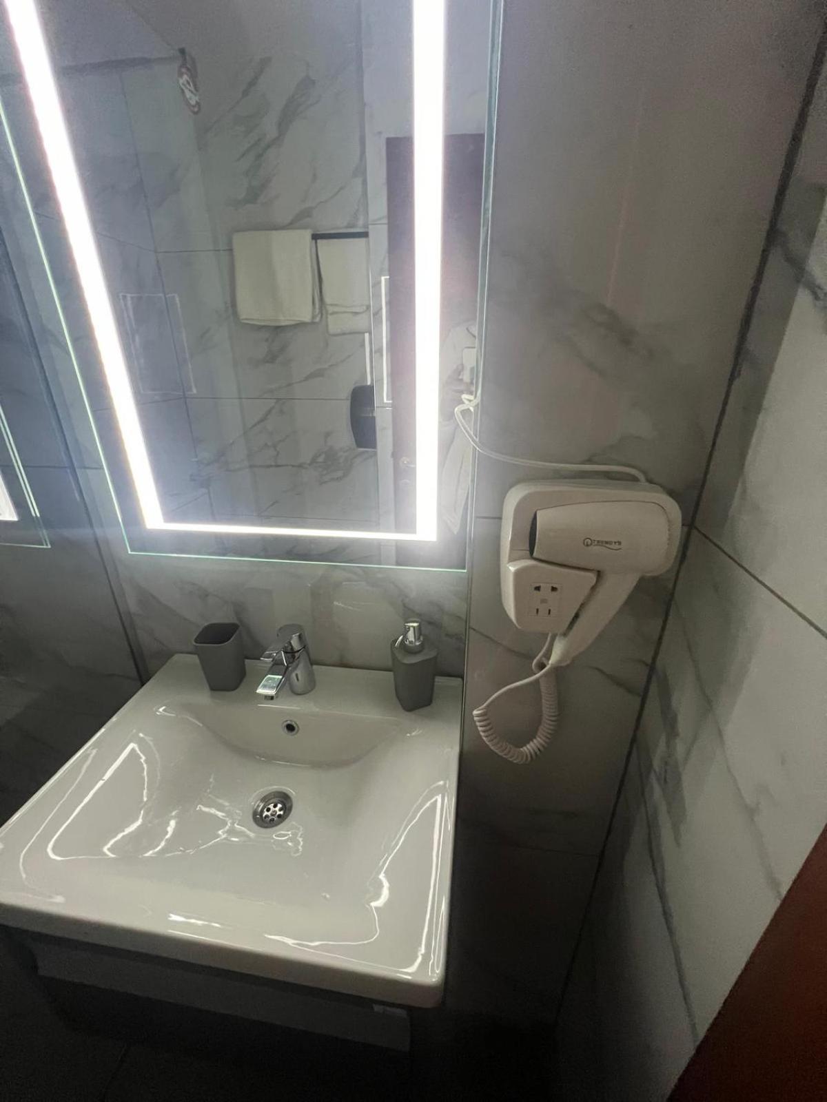 Hotel Reina บูคาเรสต์ ภายนอก รูปภาพ