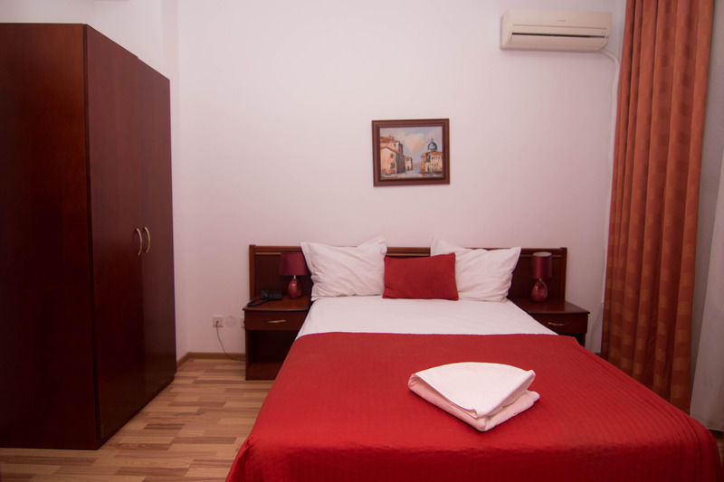 Hotel Reina บูคาเรสต์ ภายนอก รูปภาพ