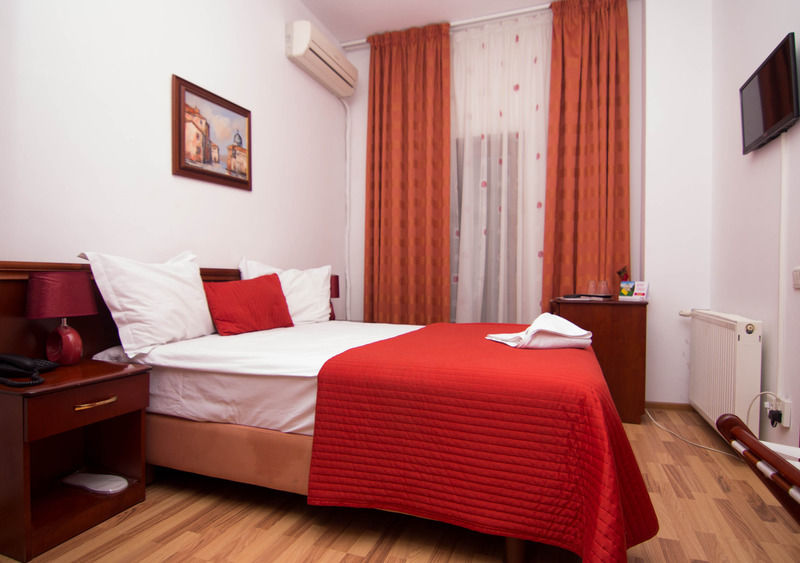 Hotel Reina บูคาเรสต์ ภายนอก รูปภาพ