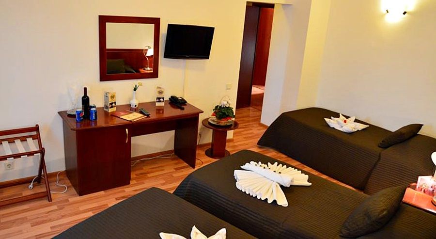 Hotel Reina บูคาเรสต์ ภายนอก รูปภาพ