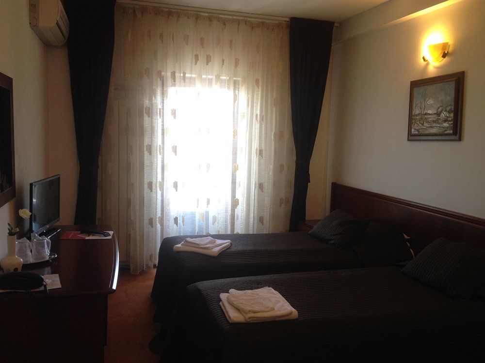 Hotel Reina บูคาเรสต์ ภายนอก รูปภาพ