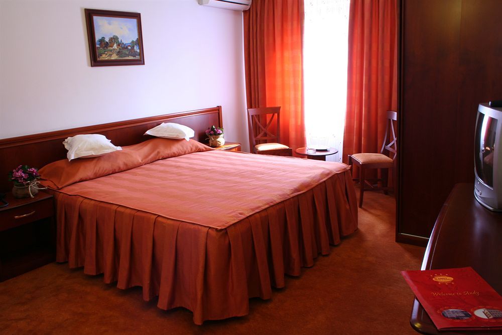 Hotel Reina บูคาเรสต์ ภายนอก รูปภาพ