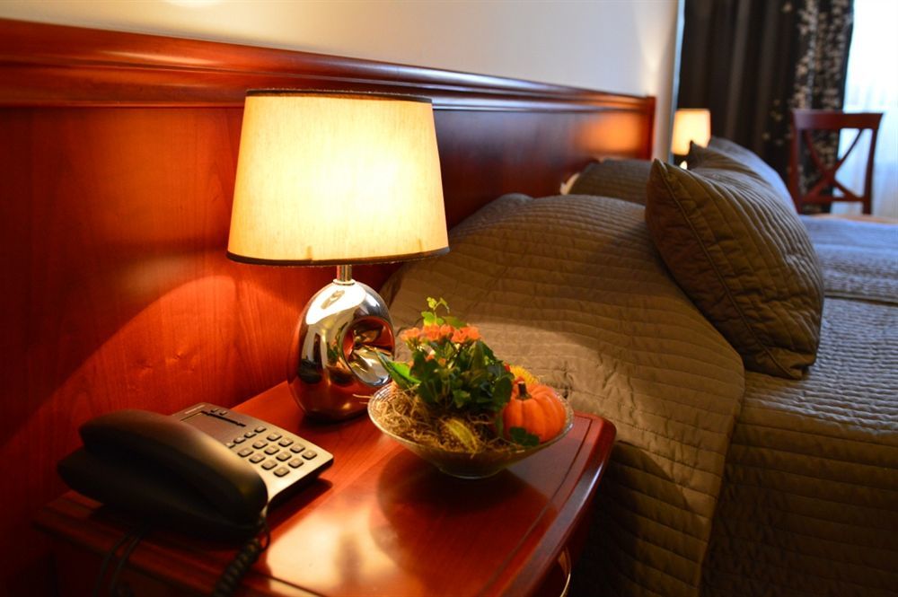 Hotel Reina บูคาเรสต์ ภายนอก รูปภาพ