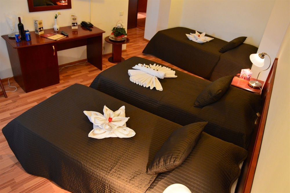 Hotel Reina บูคาเรสต์ ภายนอก รูปภาพ