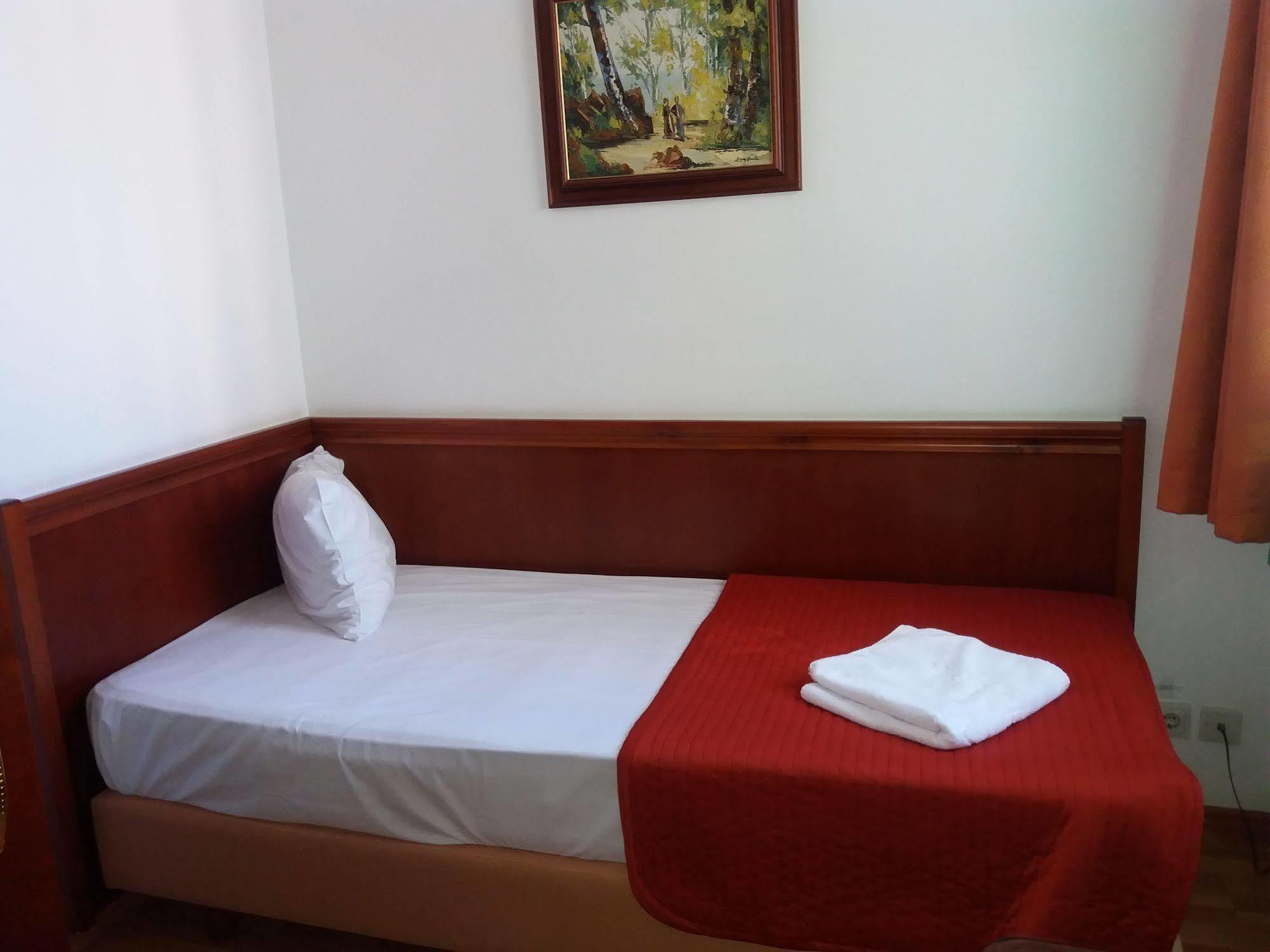 Hotel Reina บูคาเรสต์ ภายนอก รูปภาพ