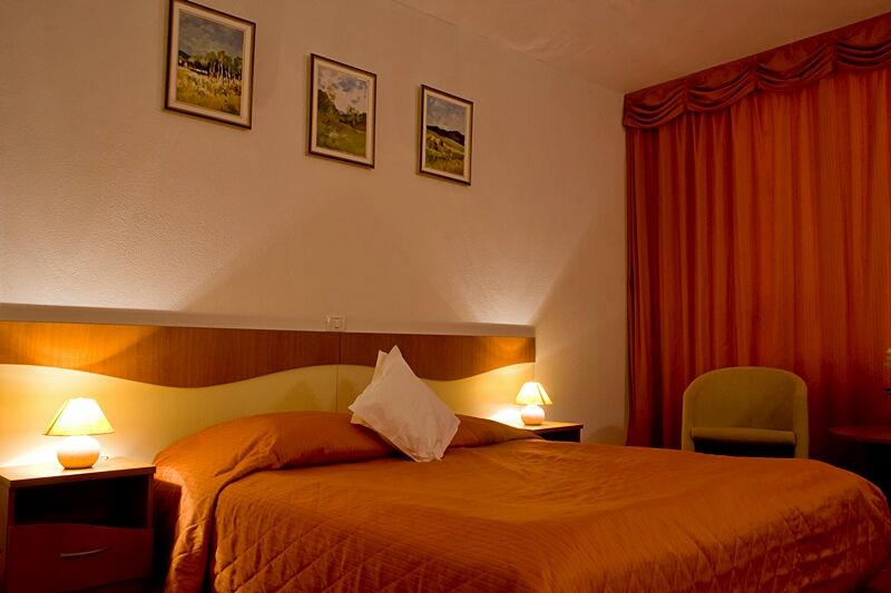 Hotel Reina บูคาเรสต์ ภายนอก รูปภาพ