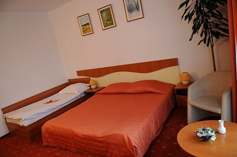 Hotel Reina บูคาเรสต์ ภายนอก รูปภาพ